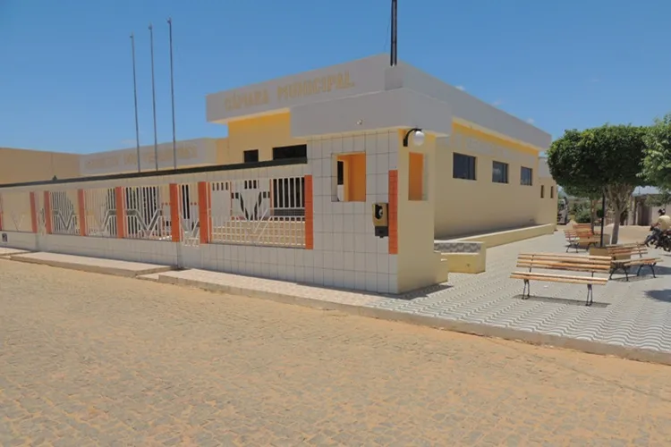 Câmara de Malhada de Pedras homenageia munícipes que se tornaram destaque nacional 