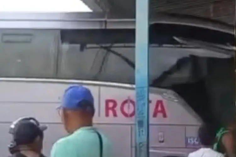 Ônibus invade ponto de apoio em Itambé e deixa 2 mortos na BA-263