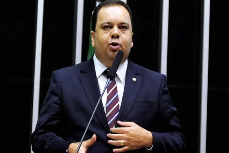 Deputado aponta prática de 'caixa dois' em campanhas municipais e alega: 'Eleição é uma farsa'