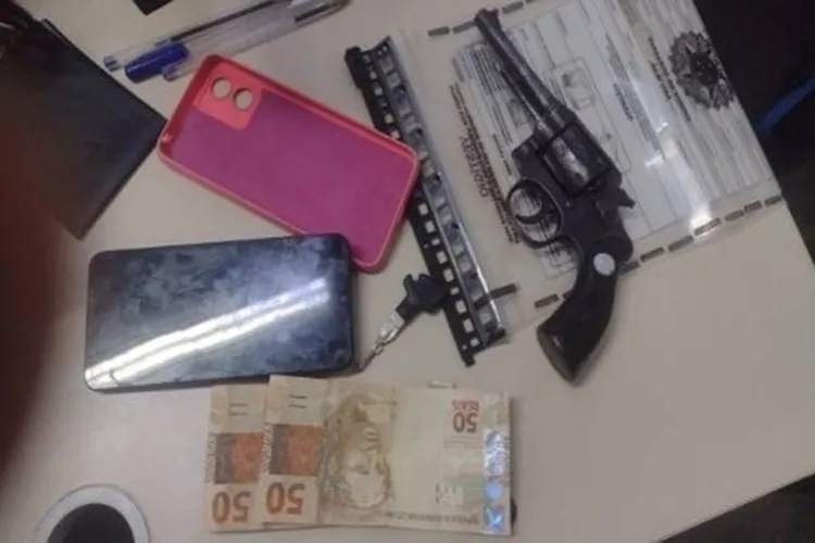 Jovem tenta esconder revólver em lixeira de posto e termina preso em Guanambi
