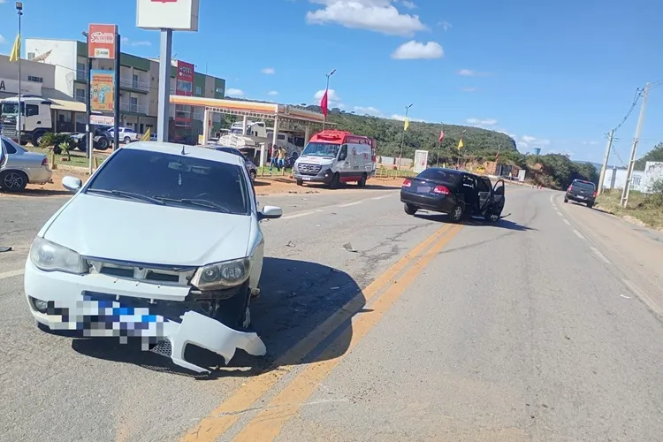 Batida entre dois carros deixa quatro feridos na BR-030 em Caetité