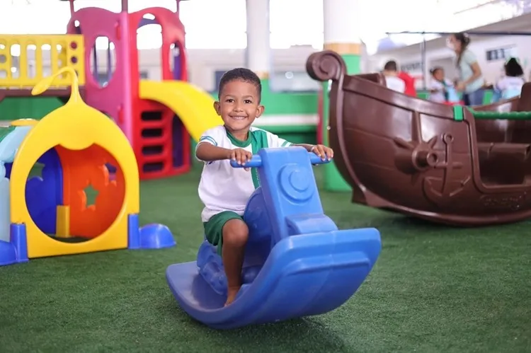 Crianças são beneficiadas com parquinhos e brinquedotecas nas escolas de Brumado