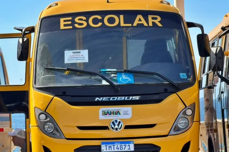 Livramento de Nossa Senhora recebe novo ônibus escolar do Governo do Estado