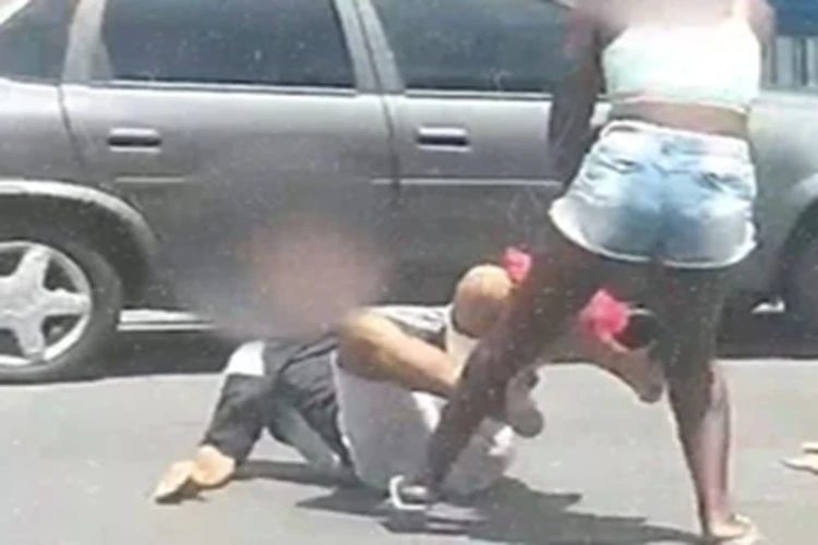 Homem é esfaqueado por mulher durante briga na rua em Salvador