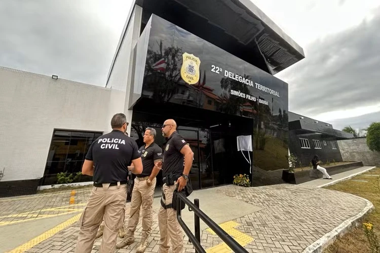 Simões Filho: Casal é encontrado morto com marcas de tiros em estacionamento