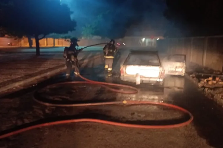 Vídeo: Motorista de 70 anos bota fogo no próprio carro em Guanambi