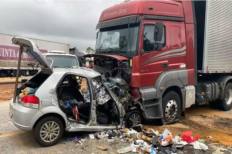 Seis pessoas da mesma família morrem em acidente na BR-251 em Minas Gerais