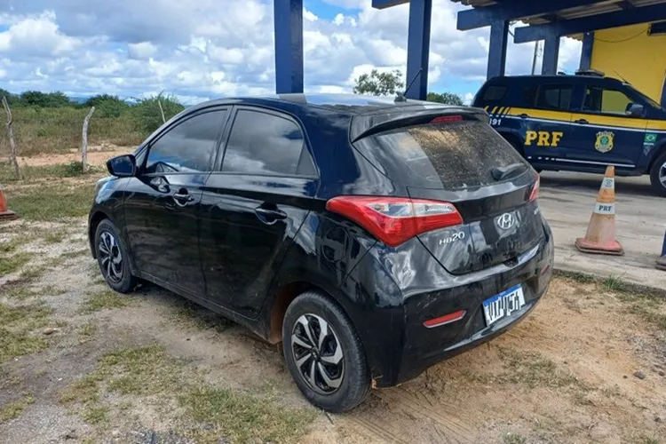 Mulher pega veículo emprestado com vizinho e acaba detida em Poções