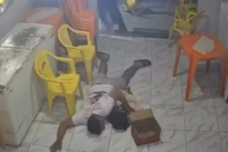 VÍDEO: Ataque a tiros em bar deixa pai e filho feridos na zona rural de Tanhaçu