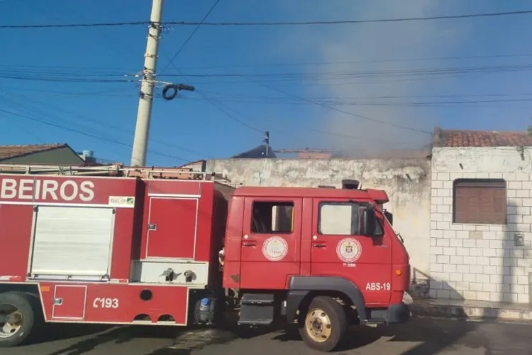 Moradores e bombeiros agem rápido para conter fogo em residência em Brumado