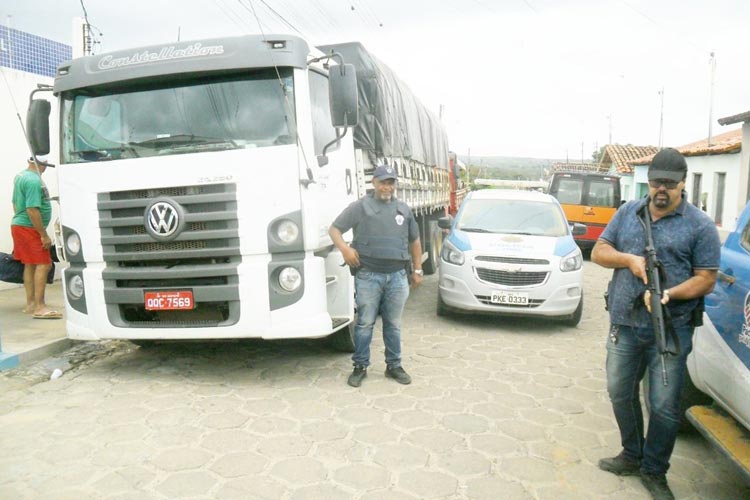 Dois caminhões e cargas roubadas são encontrados sob lonas no sudoeste baiano