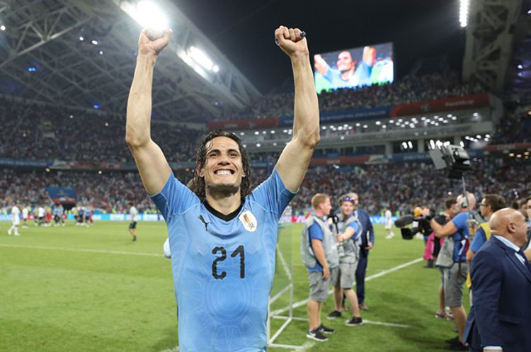 Com brilho de Cavani, Uruguai elimina Portugal e pega a França nas quartas