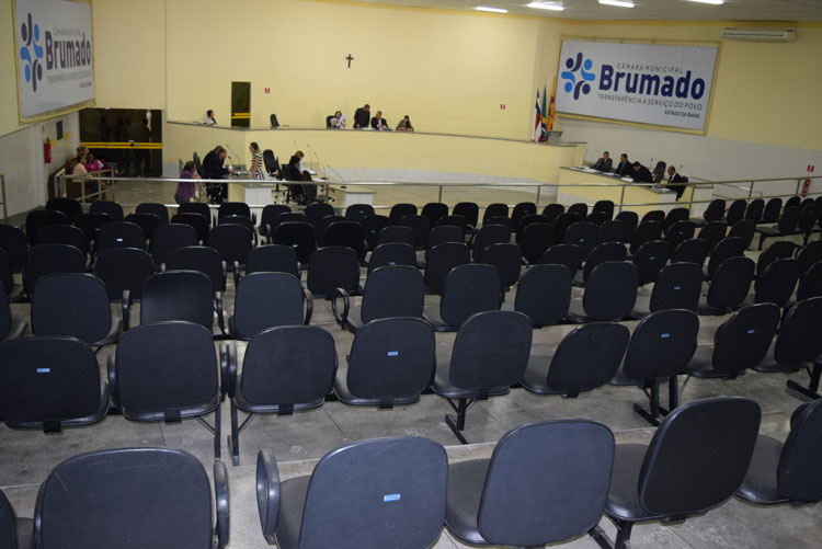 Brumado: Vereadores de oposição apontam exageros da prefeitura com adesivos para carros; base rebate