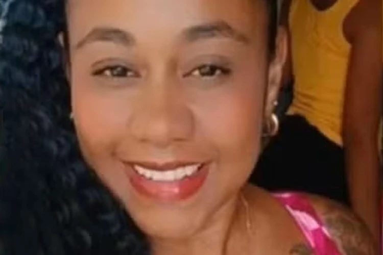 Mulher é morta a facadas e filha de 12 anos fica ferida em Salvador