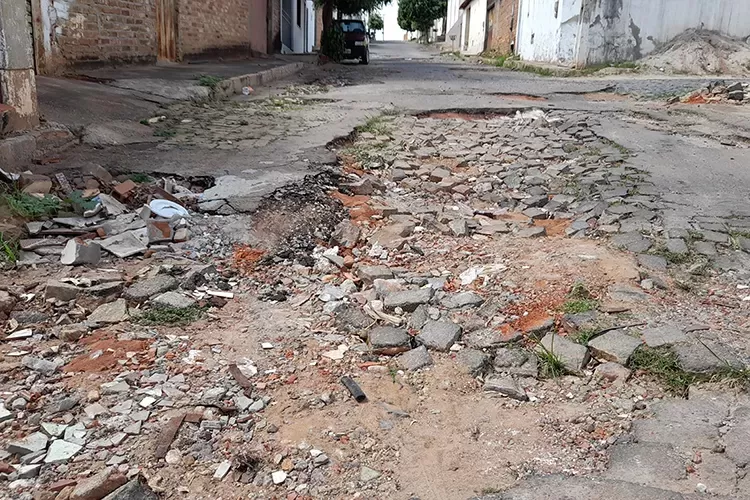 Brumado: Populares questionam Maio Amarelo diante de ruas esburacadas e mal sinalizadas