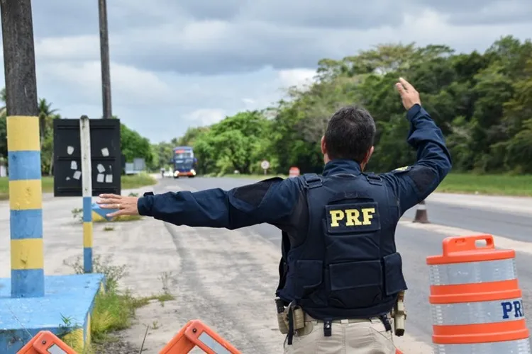 PRF localiza mulher desaparecida e em situação de vulnerabilidade na BR-116 em Jaguaquara