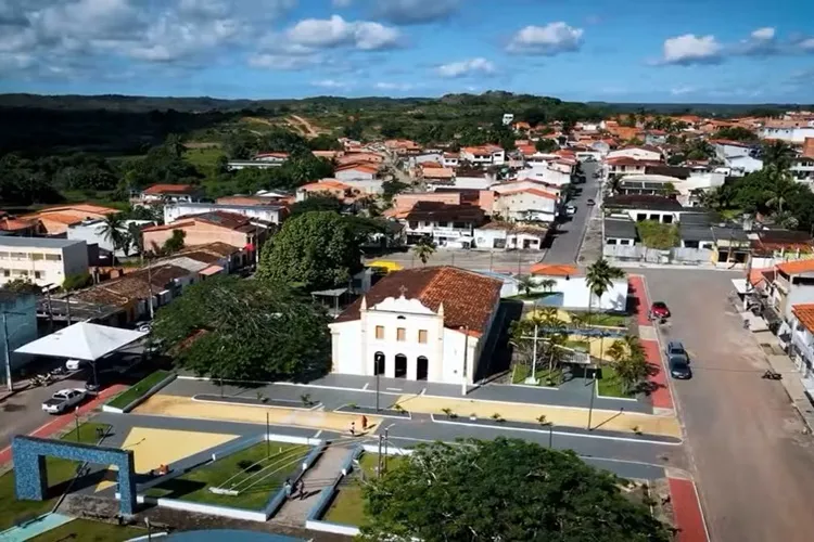 Prefeitura de Araçás abre concursos com mais de 100 vagas e salários de R$ 3 mil