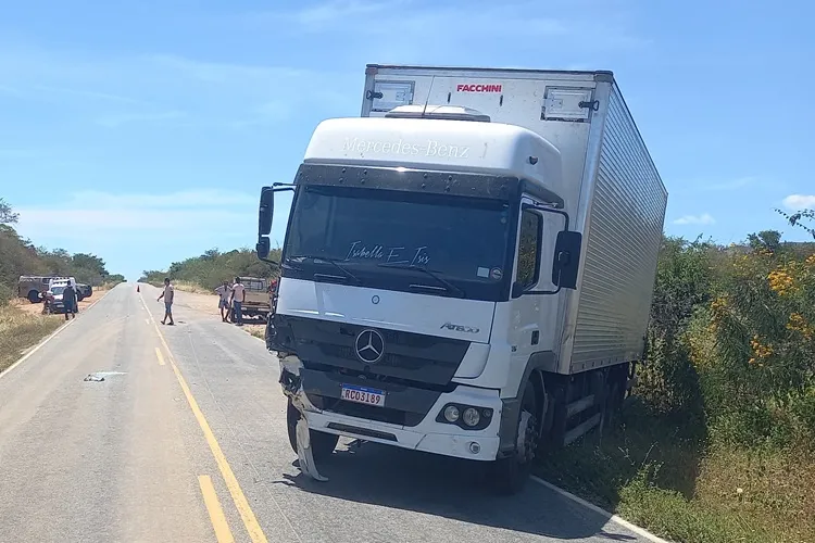 46ª CIPM registra acidente entre caminhão e carro na BA-152 em Paramirim