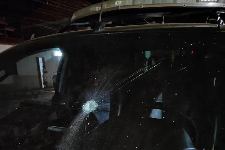 Viatura da PM é quebrada durante festa em Livramento de Nossa Senhora