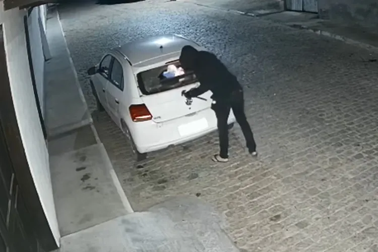 Câmera de segurança flagra homem colocando fogo no carro do prefeito de Botuporã