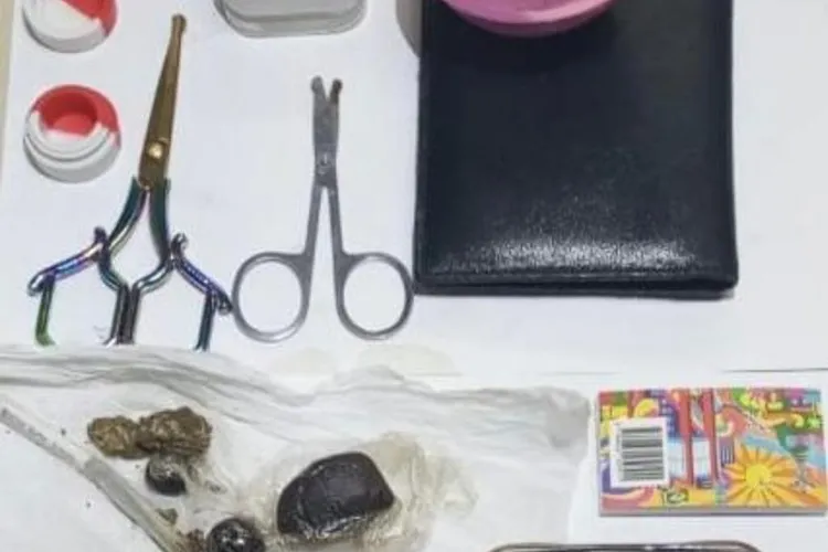 Jovem é detido com maconha e haxixe durante abordagem da PM em Guanambi