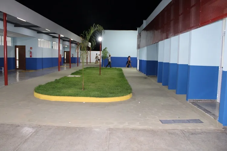 Prefeita moderniza a educação e entrega escola com 22 salas em Livramento de Nossa Senhora