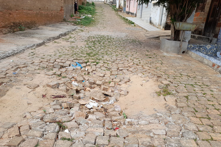 Brumado: Buracos e mato causam transtornos na Benjamim Santos; populares cobram ações do poder público