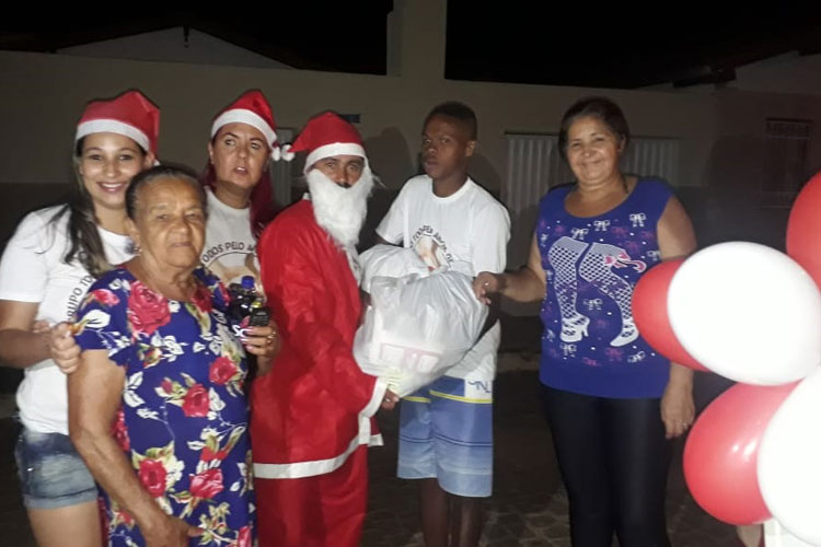 Amor de Cristo leva alegria com doação de alimentos e brinquedos para várias famílias de Brumado