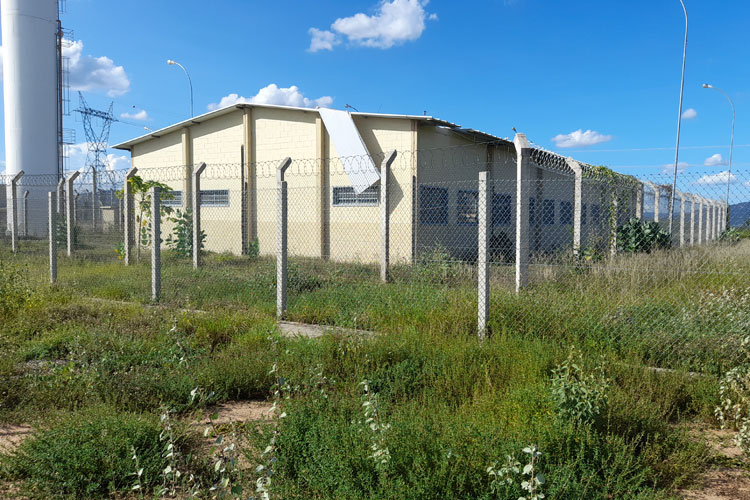 Presídio de Brumado continua tomado por mato e via de acesso esburacada