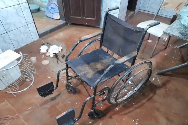 Ressaca da tempestade em Brumado, cenário de terra arrasada com muitas casas destruídas