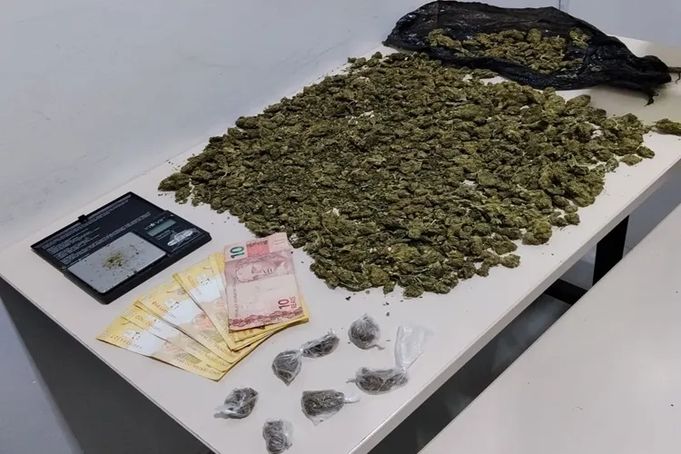 Motorista tenta fugir, esconde droga em teto de garagem e é preso em Vitória da Conquista