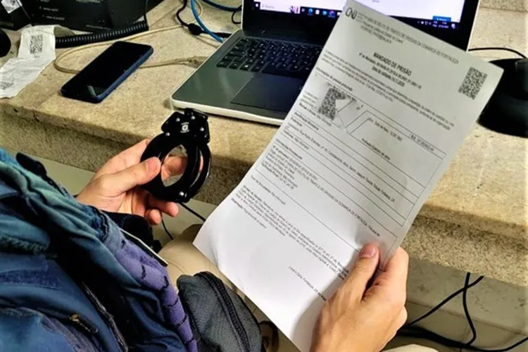 PRF prende foragido da justiça com três mandados de prisão na BR-116 em Jequié