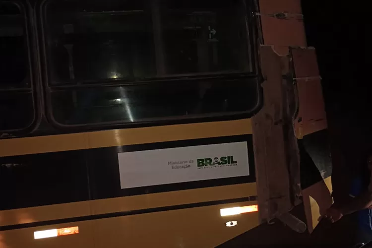 Alunos passam horas na estrada após pane em ônibus escolar em Aracatu