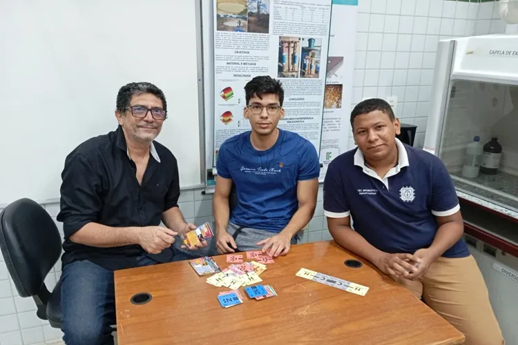 Estudantes desenvolvem jogo que facilita ensino da química em Bom Jesus da Lapa