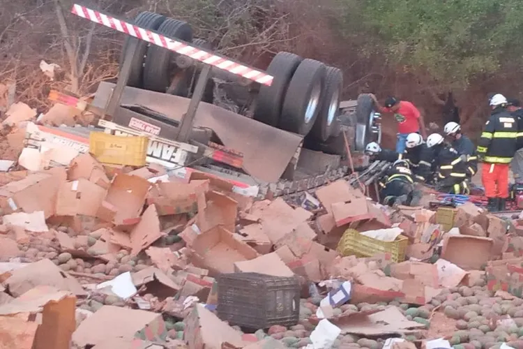 Motorista fica preso às ferragens após caminhão capotar na BR-030 em Caetité