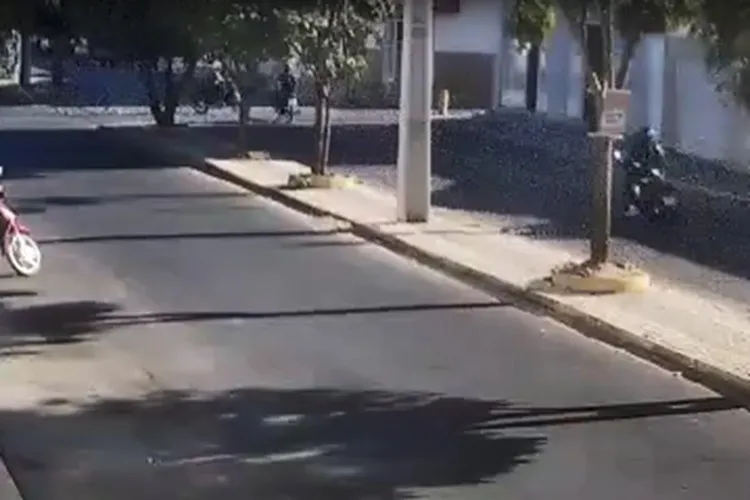 VÍDEO: Acidente grave entre motociclistas em cruzamento de Guanambi
