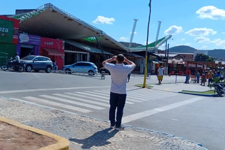 Estrutura do São João desaba em Tanhaçu e deixa cidade 6h sem luz