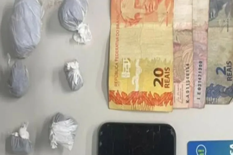 Cipe Sudoeste flagra homem com drogas na praça na cidade de Iuiu