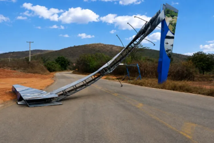 Placa de boas-vindas de Caraíbas despenca sobre pista após fortes ventos