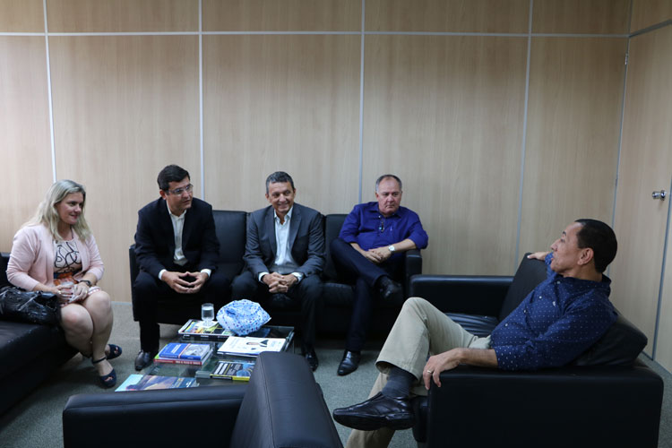 Deputada e prefeito solicitam autorização do DNIT para execução de obras em Guanambi