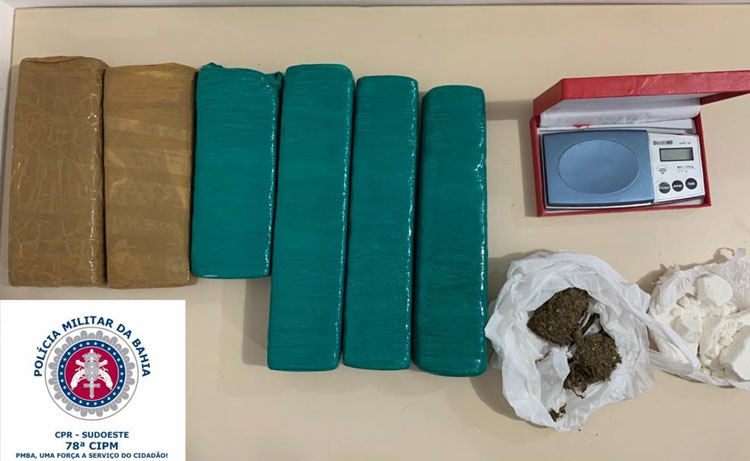 Polícia Militar apreende três quilos de maconha dentro de veículo em Vitória da Conquista