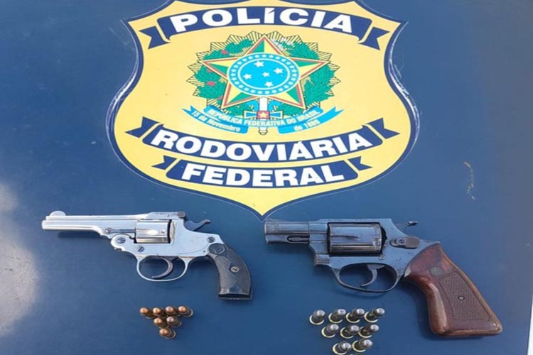 Aposentado de 55 anos é preso com 2 revólveres e munições escondidos em veículo em Vitória da Conquista