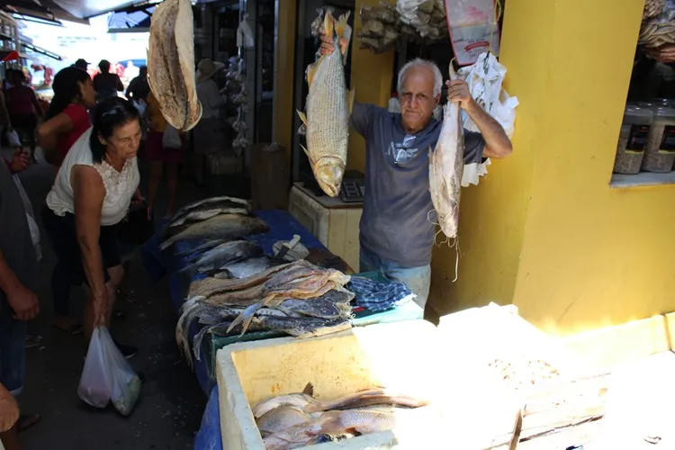 Consumidores vão à procura do peixe no Mercado Municipal de Brumado