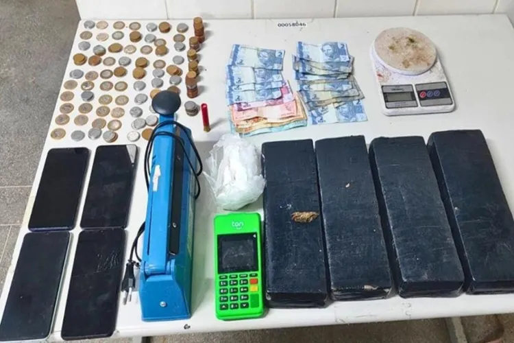 Dono foge e Rondesp apreende 4,2 kg de drogas e munição em bar de Carinhanha