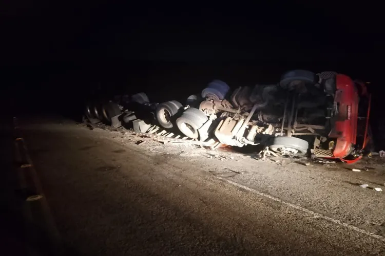 Caminhoneiro de Brumado fica ferido após tombamento em Licínio de Almeida