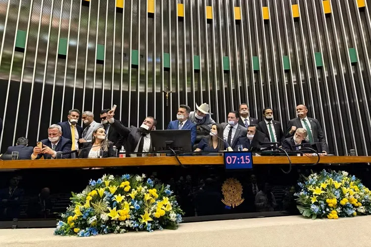 Oposição mira obstrução no Congresso após prisão domiciliar de Jair Bolsonaro