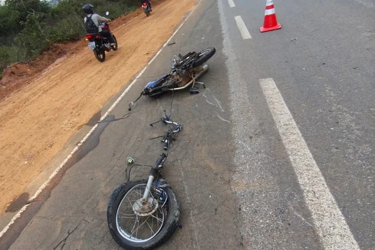 Moto se parte em acidente com carro entre Caetité e Igaporã; motociclista tem fratura exposta