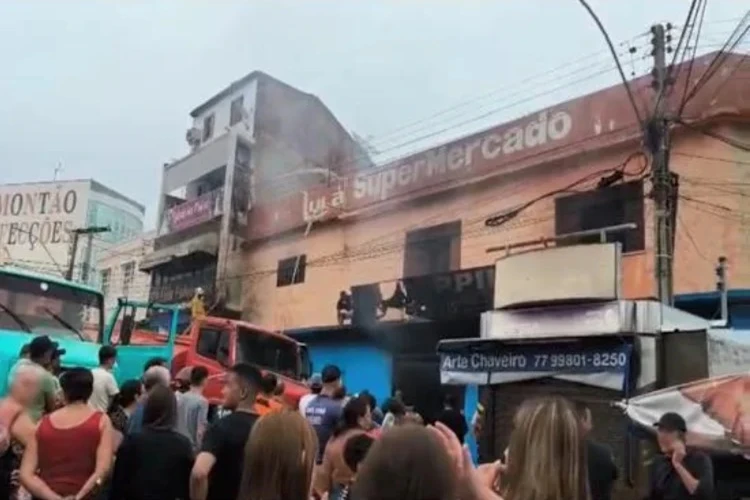Loja pega fogo em Livramento de Nossa Senhora após forte chuva