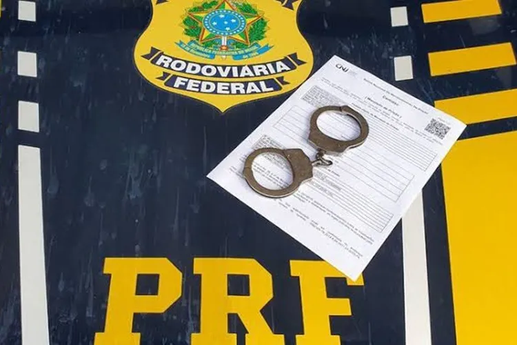 PRF cumpre mandados por homicídio e lesão corporal durante abordagem na BR-242