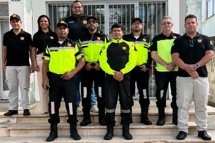 Brumado: Agentes de trânsito recebem novos uniformes e voltam às ruas após cinco anos